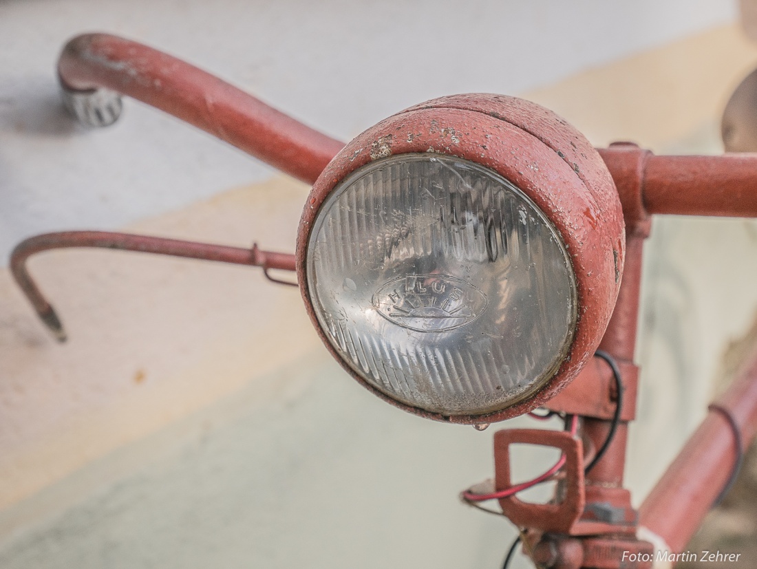 Foto: Martin Zehrer - Scheinwerfer - Eine uralte Lampe an einem uralten Fahrrad, gesehen in Kemnath.  