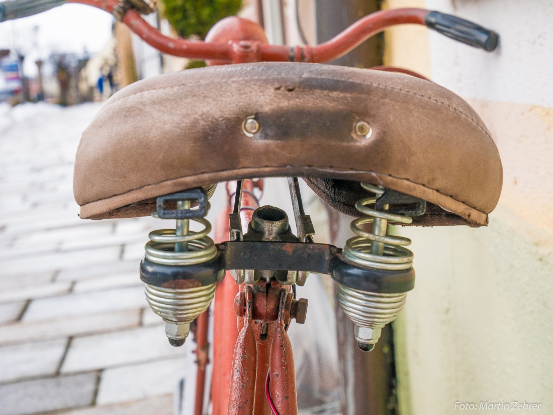 Foto: Martin Zehrer - Heute gibts die Federgabel. Früher gabs für mehr Fahr-Komfort nur die Möglichkeit, einen gut gefederten Sattel auf dem Fahrrad zu montieren. 