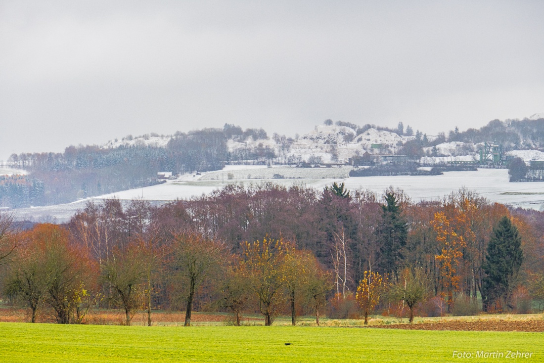 Foto: Martin Zehrer - Die Schnee-Fall-Grenze von unten. Auf Höhe von Kulmain, mit Blick hoch zum Armesberg... 