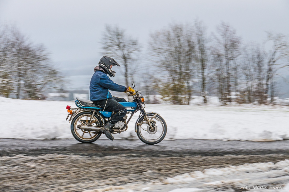 Foto: Martin Zehrer - Die Älteren werden dieses Moped noch erkennen. Mit einer RD50 aus den 70ern ist hier der Fahrer unterwegs. Es hatte bereits zum zweiten Mal geschneit und die Moped-Clique 