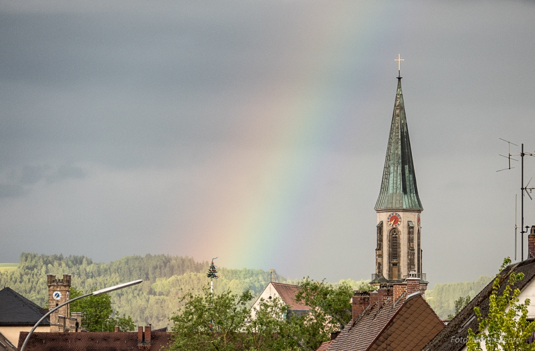 Foto: Martin Zehrer - Mit einem Regenbogen über den kemnather Kirchturm ging der Nofi-Lauf zu ende... Was für ein Tag! 