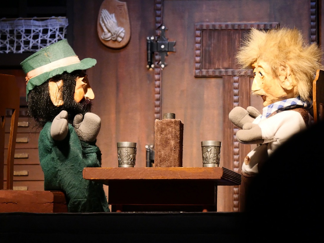 Foto: Martin Zehrer - Männer-Gespräche auf der Puppen-Bühne... :-) 