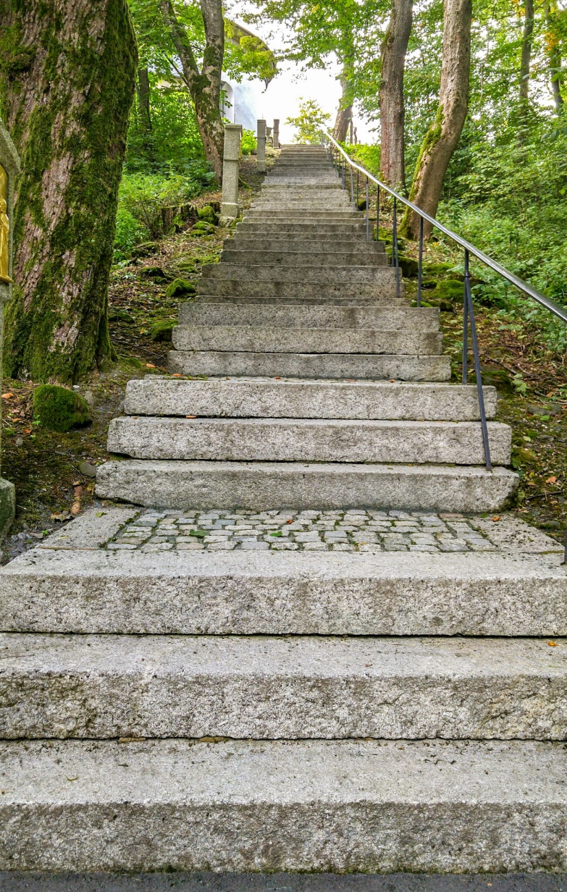 Foto: Martin Zehrer - Die Treppenstufen hoch zur Kirche auf dem Armesberg. 