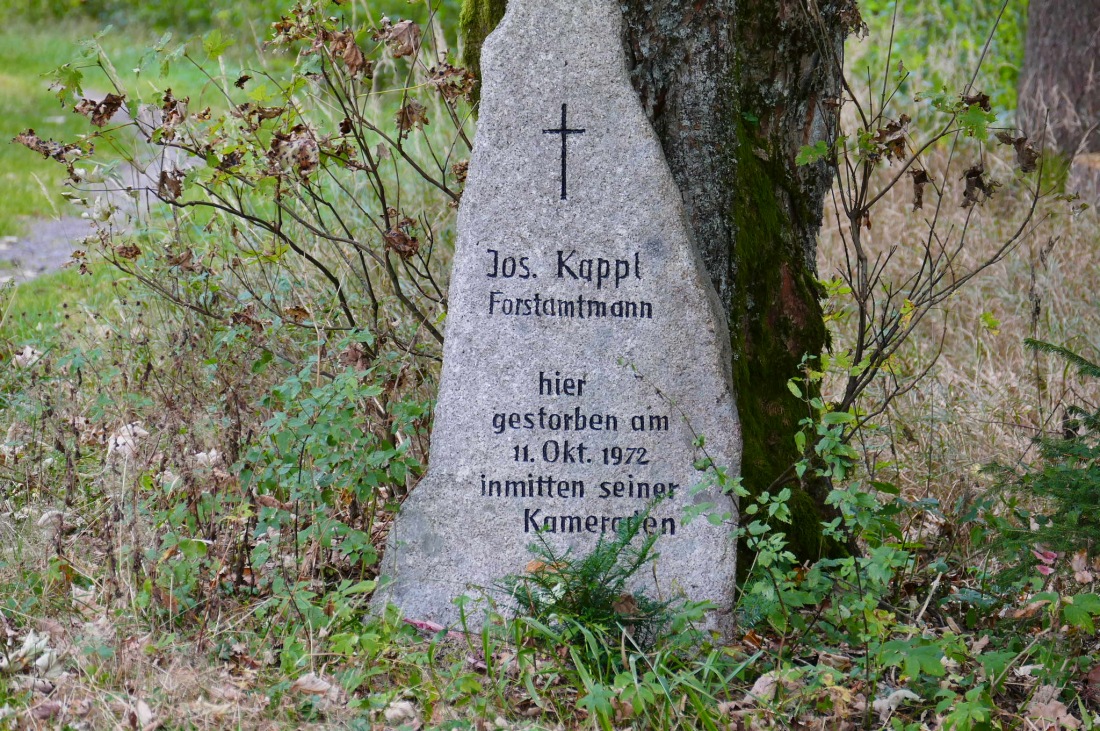 Foto: Martin Zehrer - Wandern im Steinwald<br />
<br />
Gedenkstein für einen verstorbenen Kameraden am Waldhaus im Steinwald 